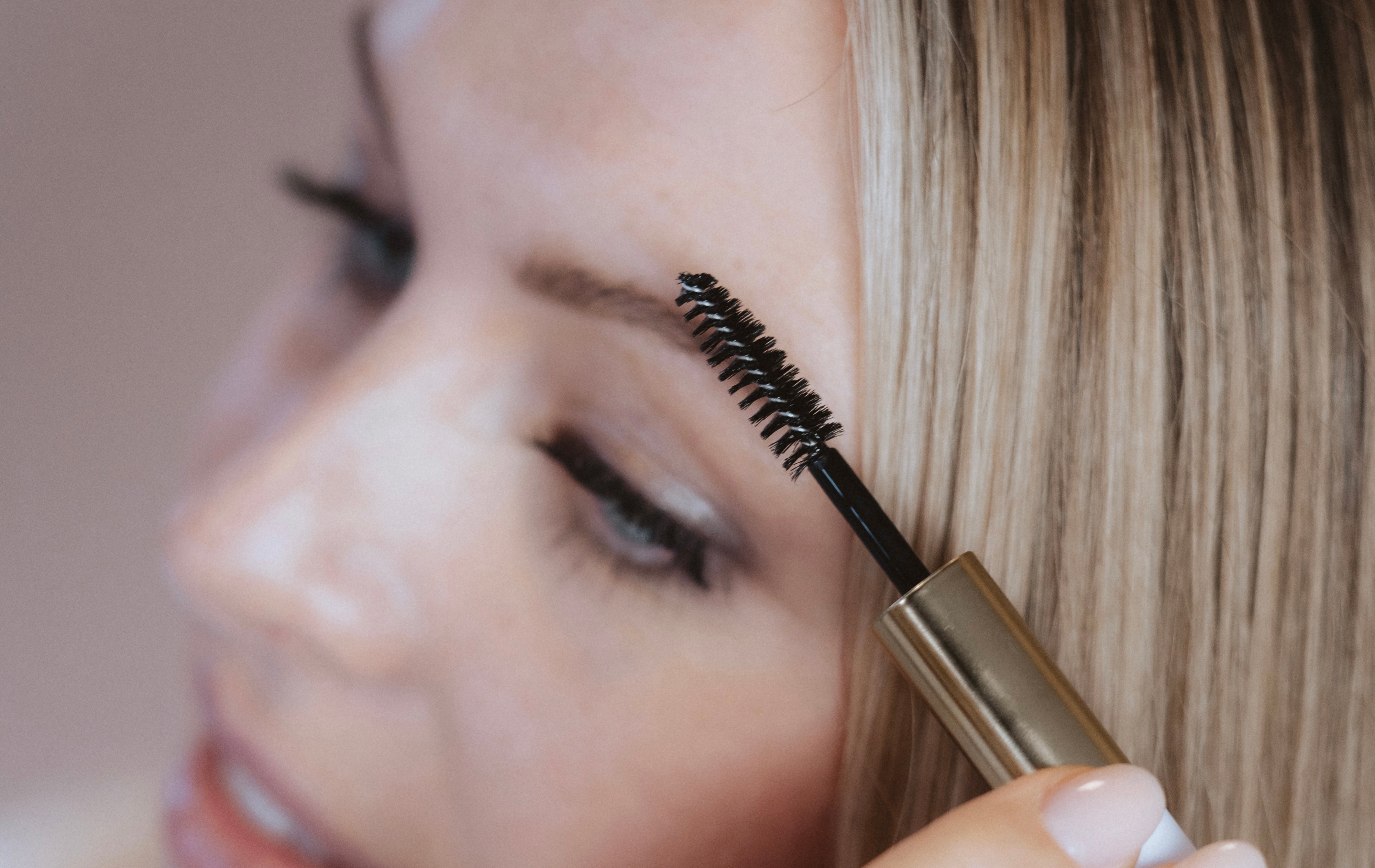 Wimpernserum auftragen