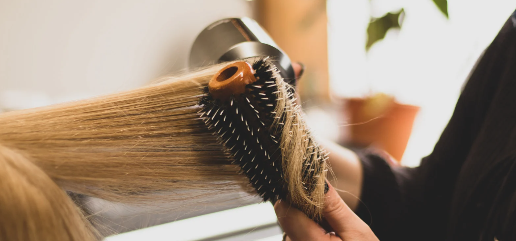 Wie man die Haare richtig föhnt